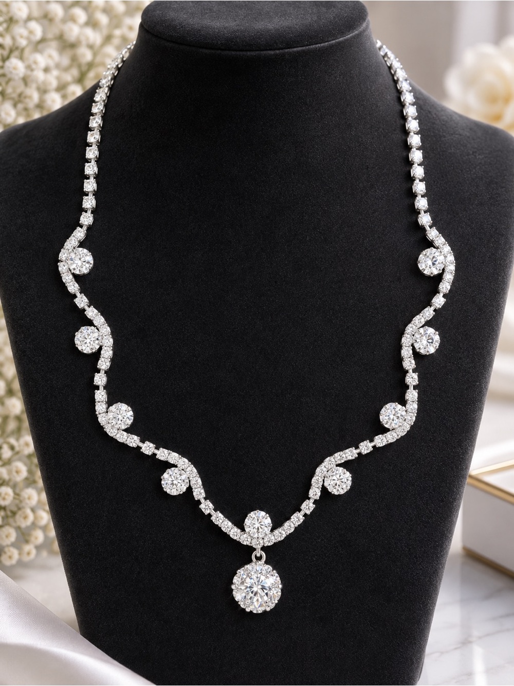 Diamond simulation Pendant Necklace - very sparkly